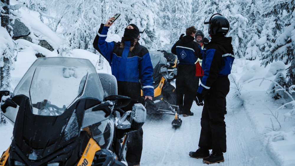 Pauze tijdens de sneeuwscootertocht.
